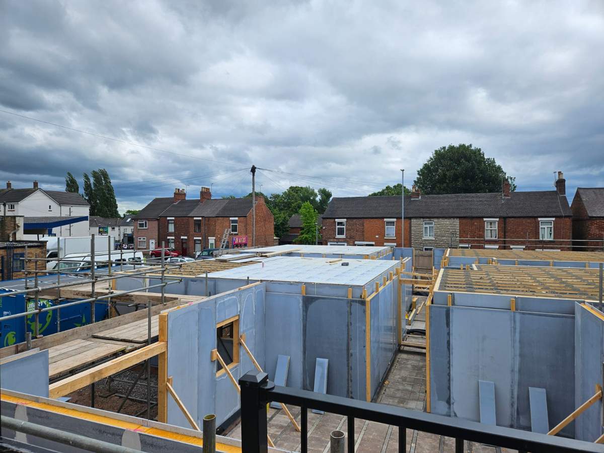 IPS panels and floor joists during construction